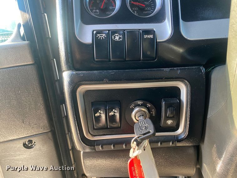 image for item JW9233 2009 Kenworth T800  semi truck