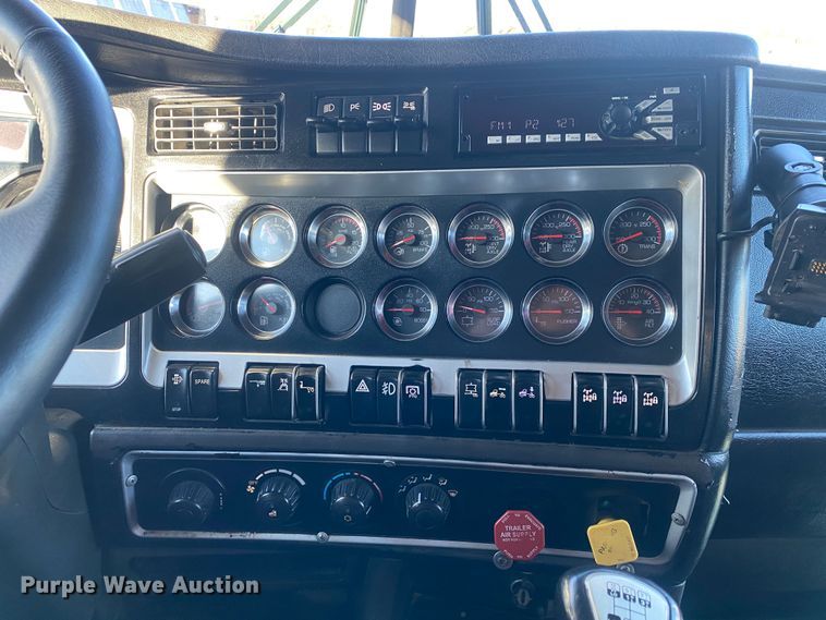 image for item JW9233 2009 Kenworth T800  semi truck