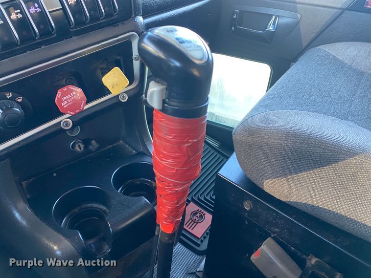 image for item JW9233 2009 Kenworth T800  semi truck