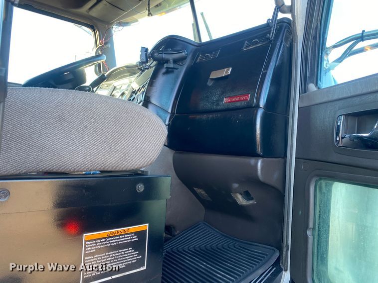 image for item JW9233 2009 Kenworth T800  semi truck