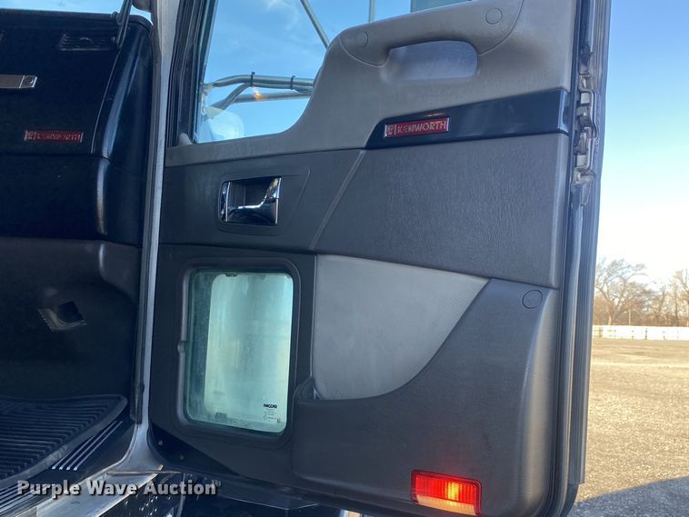 image for item JW9233 2009 Kenworth T800  semi truck