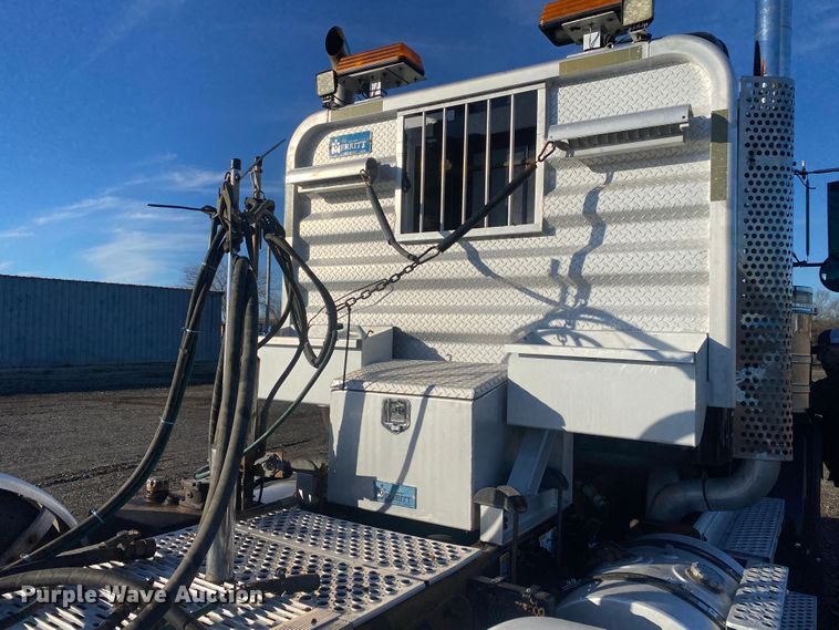 image for item JW9233 2009 Kenworth T800  semi truck