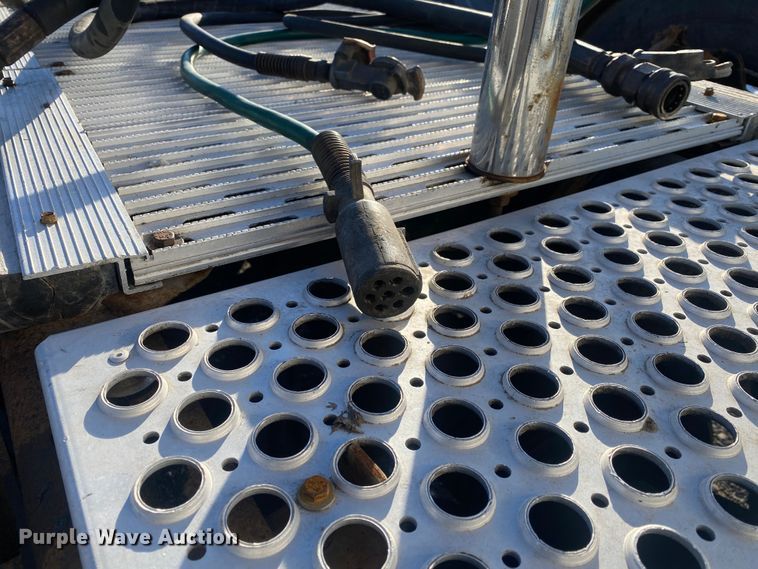 image for item JW9233 2009 Kenworth T800  semi truck