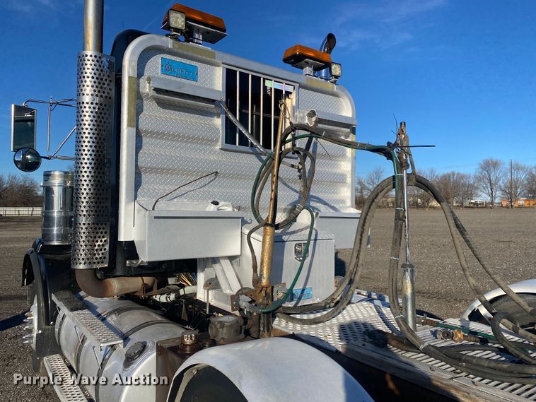 image for item JW9233 2009 Kenworth T800  semi truck