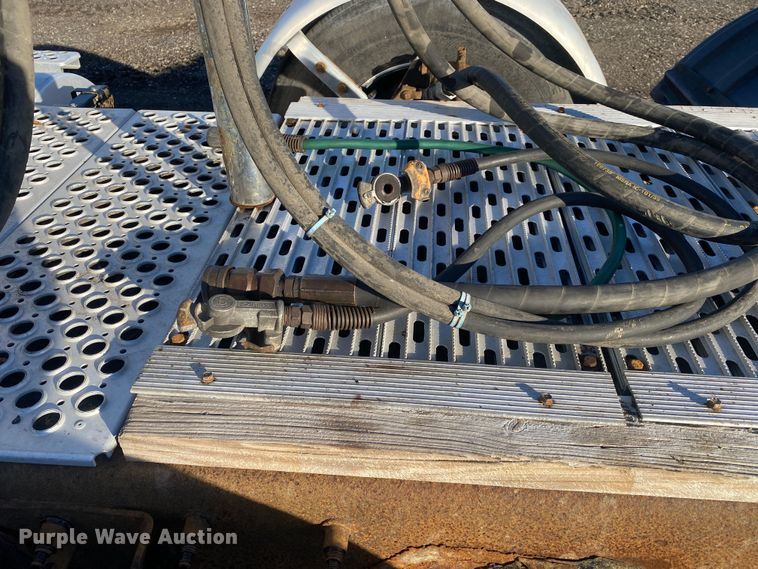 image for item JW9233 2009 Kenworth T800  semi truck