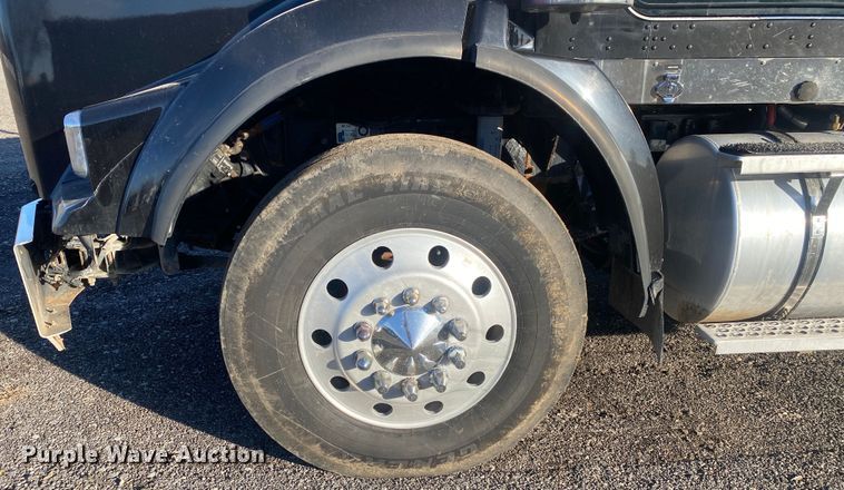 image for item JW9233 2009 Kenworth T800  semi truck