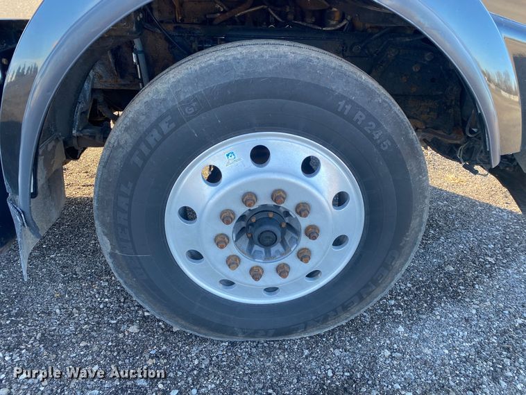 image for item JW9233 2009 Kenworth T800  semi truck