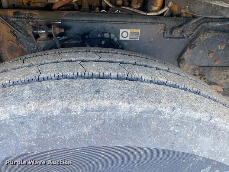 image for item JW9233 2009 Kenworth T800  semi truck