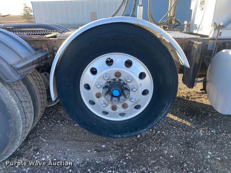 image for item JW9233 2009 Kenworth T800  semi truck