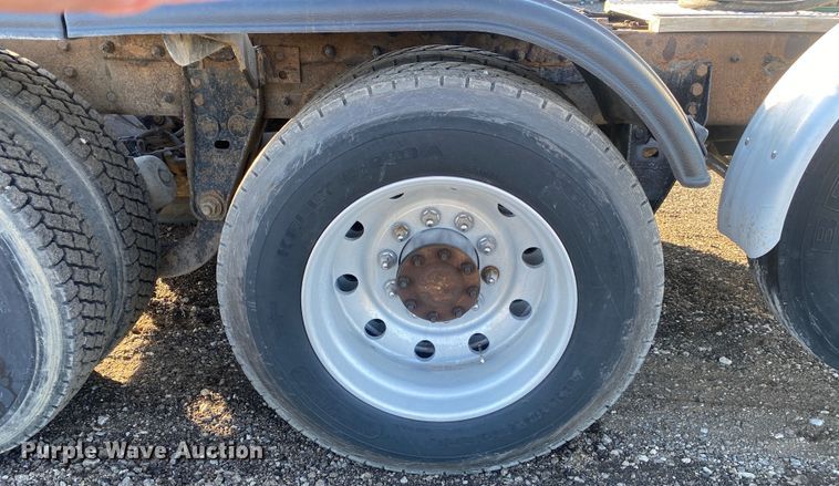 image for item JW9233 2009 Kenworth T800  semi truck