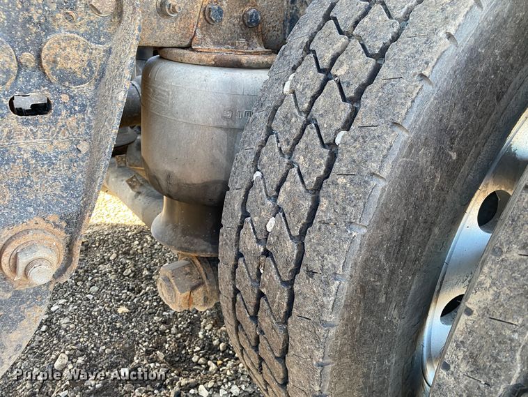 image for item JW9233 2009 Kenworth T800  semi truck