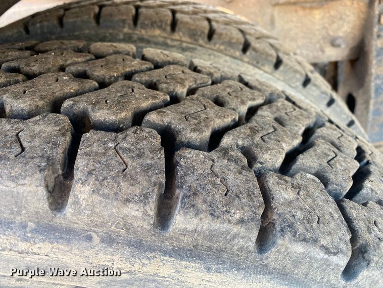 image for item JW9233 2009 Kenworth T800  semi truck