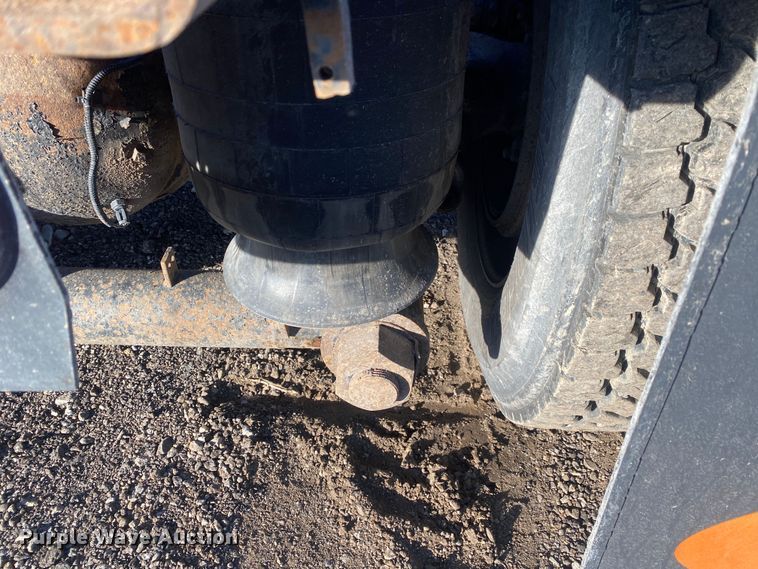 image for item JW9233 2009 Kenworth T800  semi truck