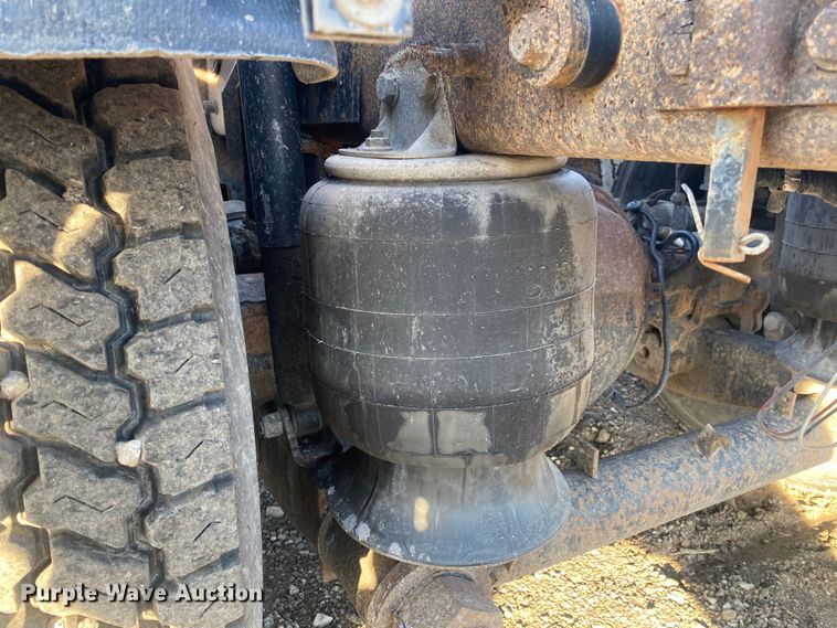 image for item JW9233 2009 Kenworth T800  semi truck