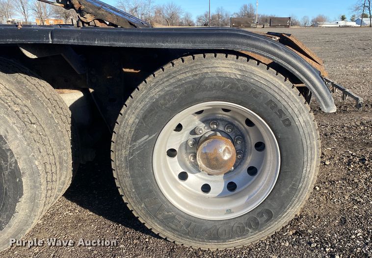 image for item JW9233 2009 Kenworth T800  semi truck