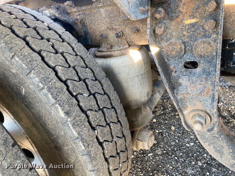 image for item JW9233 2009 Kenworth T800  semi truck