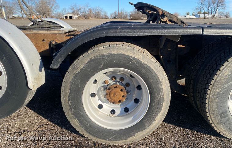 image for item JW9233 2009 Kenworth T800  semi truck