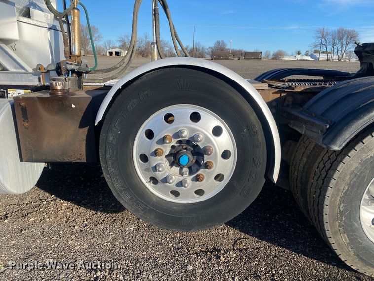 image for item JW9233 2009 Kenworth T800  semi truck