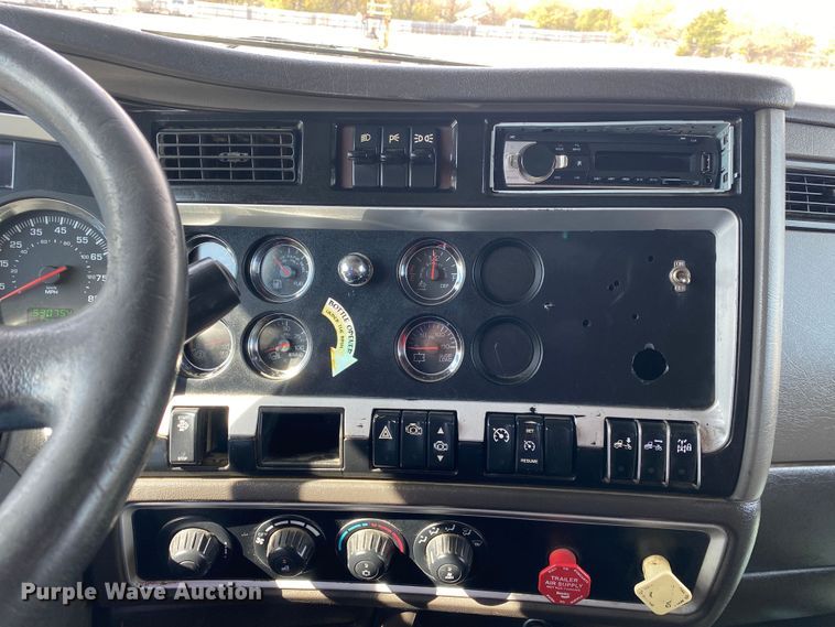 image for item JW9331 2014 Kenworth T660  semi truck