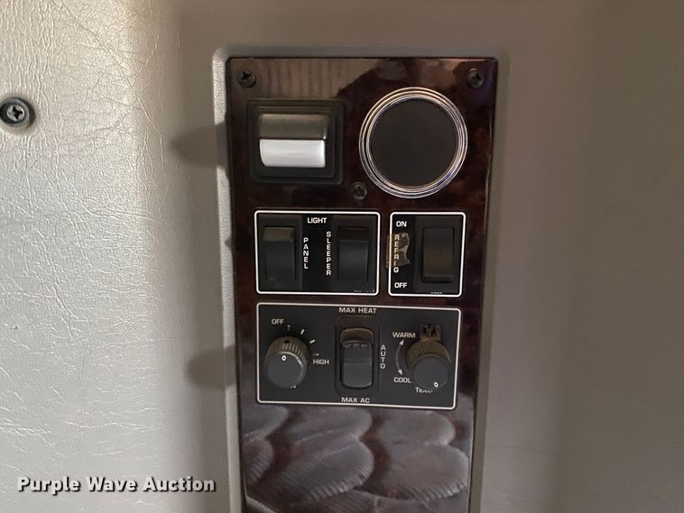 image for item JW9331 2014 Kenworth T660  semi truck