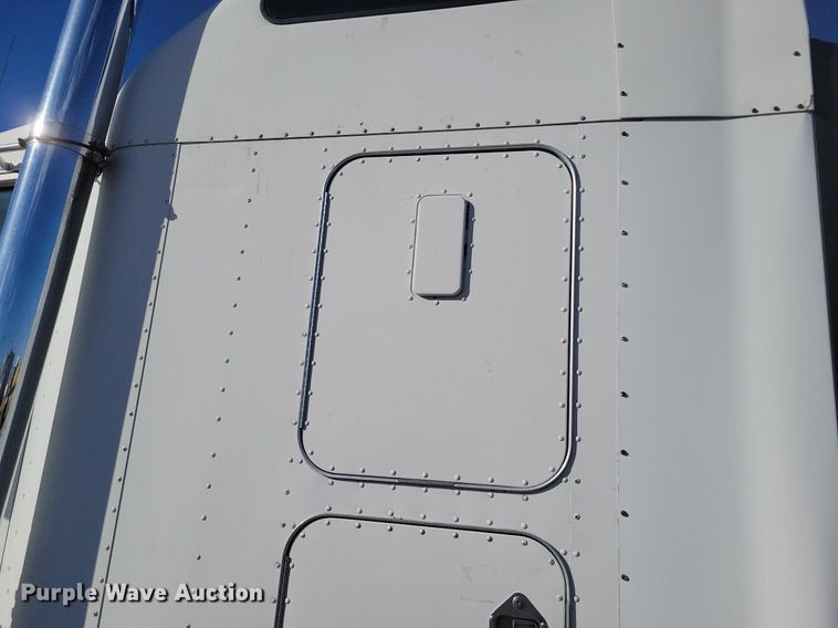 image for item LG9398 2009 Kenworth T800  semi truck