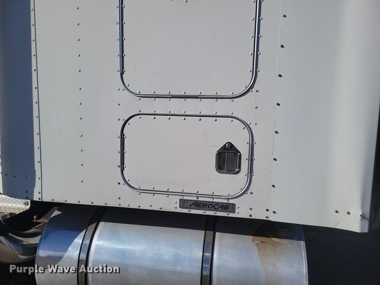 image for item LG9398 2009 Kenworth T800  semi truck