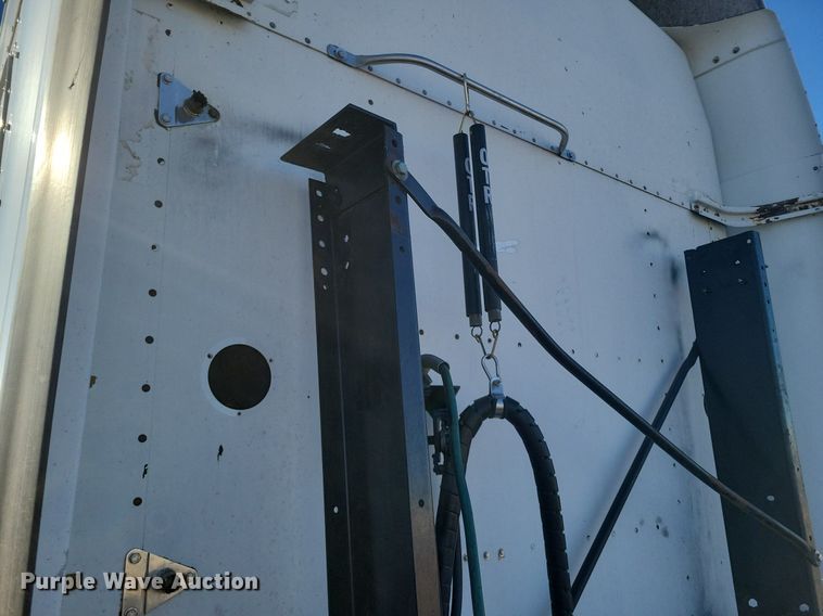 image for item LG9398 2009 Kenworth T800  semi truck