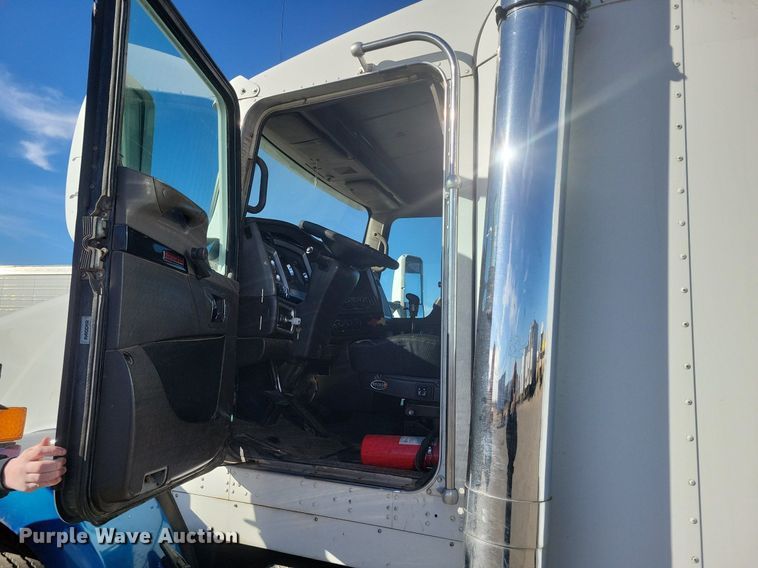 image for item LG9398 2009 Kenworth T800  semi truck