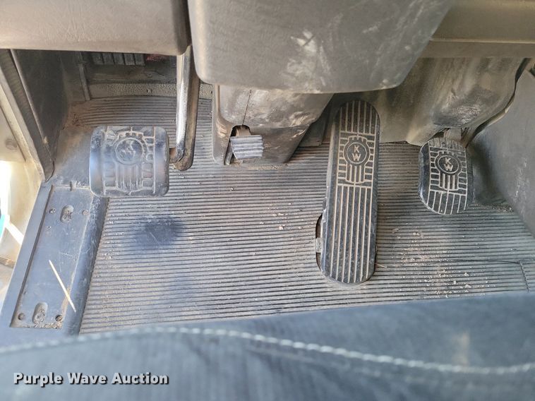 image for item LG9398 2009 Kenworth T800  semi truck