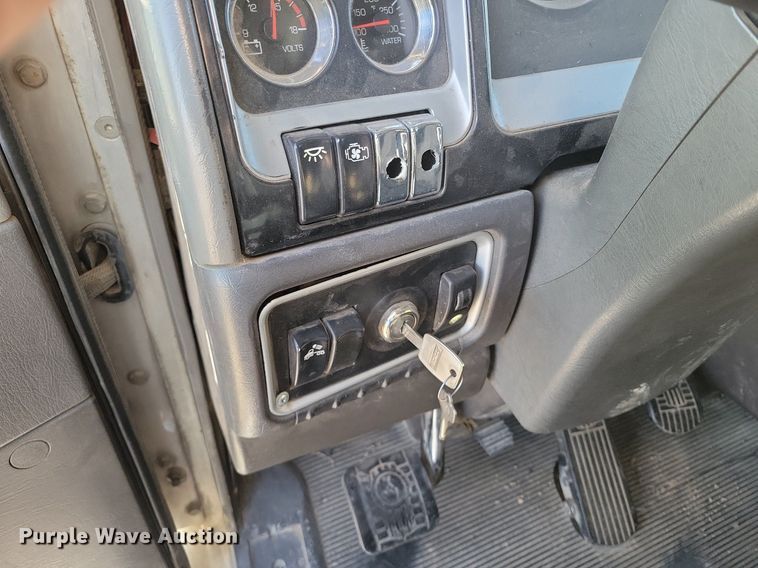 image for item LG9398 2009 Kenworth T800  semi truck