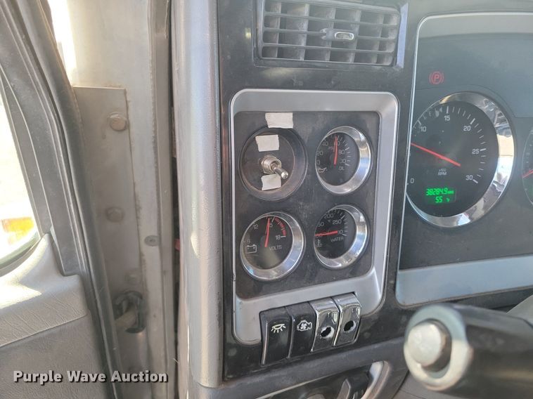 image for item LG9398 2009 Kenworth T800  semi truck