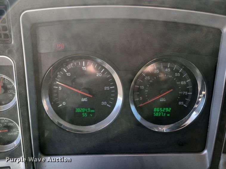 image for item LG9398 2009 Kenworth T800  semi truck