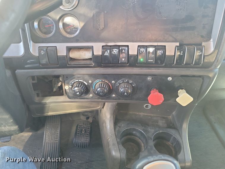 image for item LG9398 2009 Kenworth T800  semi truck