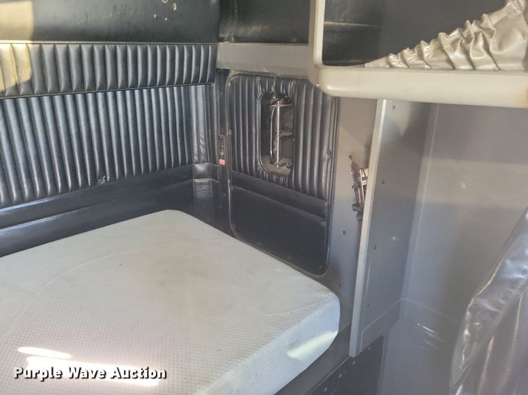 image for item LG9398 2009 Kenworth T800  semi truck