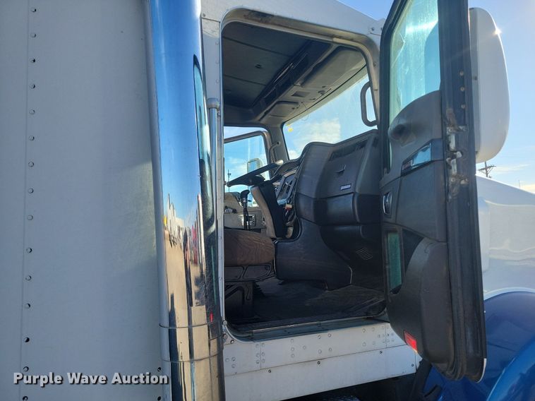image for item LG9398 2009 Kenworth T800  semi truck