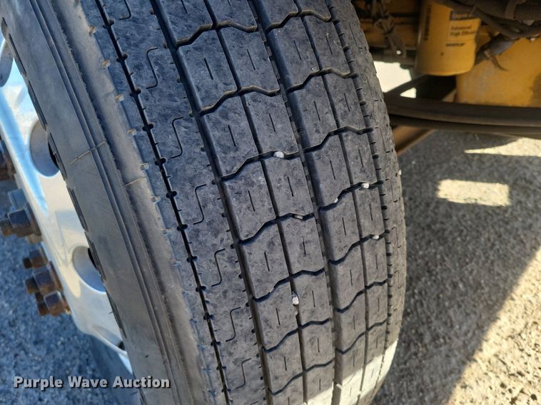 image for item LG9398 2009 Kenworth T800  semi truck