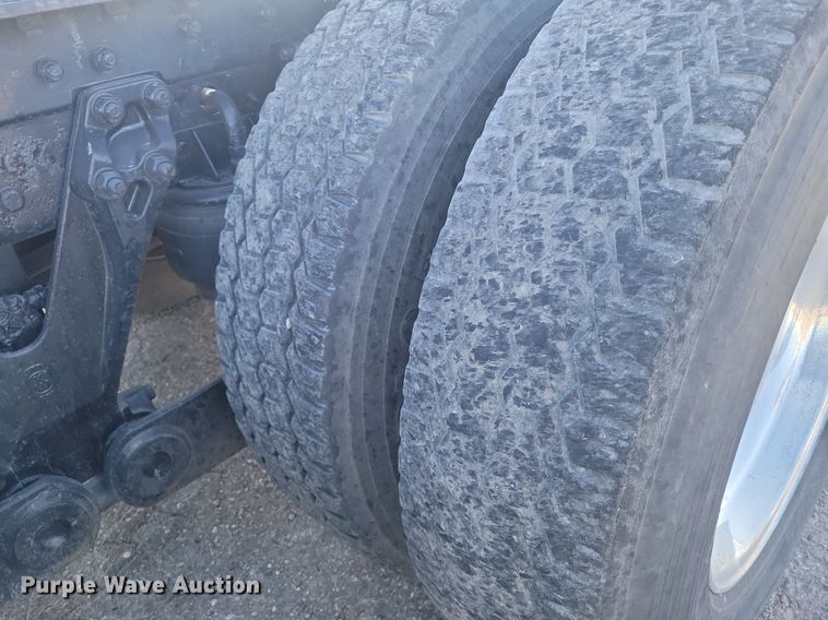 image for item LG9398 2009 Kenworth T800  semi truck