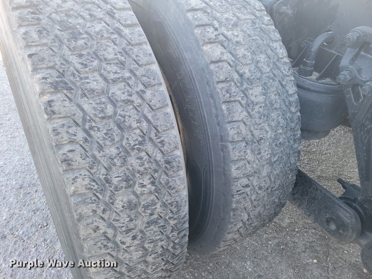 image for item LG9398 2009 Kenworth T800  semi truck