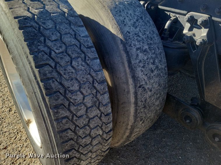 image for item LG9398 2009 Kenworth T800  semi truck