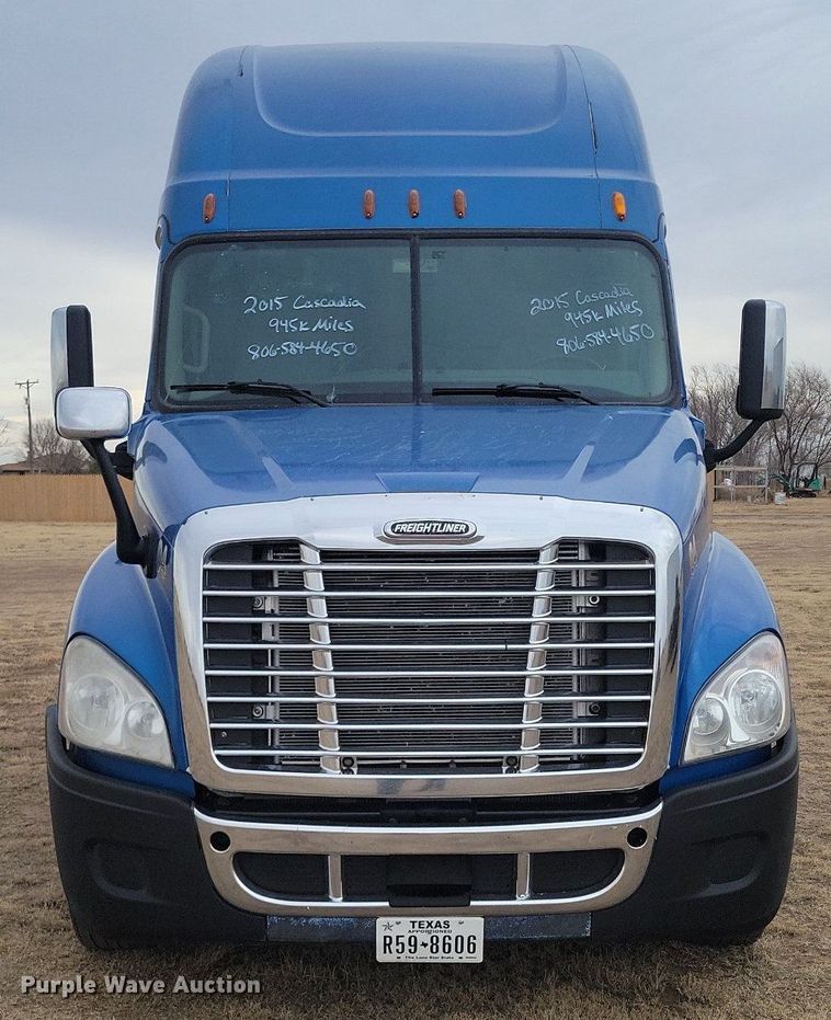 image for item LG9403 2015 Freightliner Cascadia  semi truck