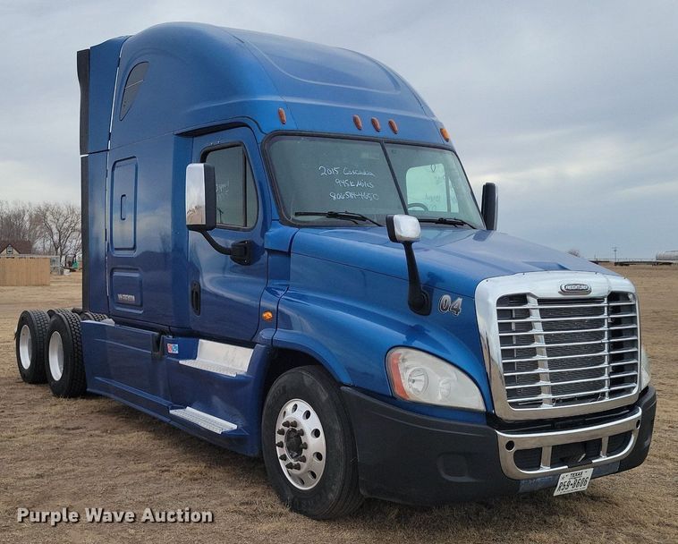 image for item LG9403 2015 Freightliner Cascadia  semi truck