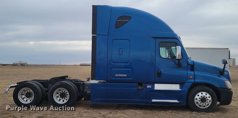 image for item LG9403 2015 Freightliner Cascadia  semi truck