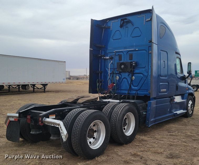 image for item LG9403 2015 Freightliner Cascadia  semi truck