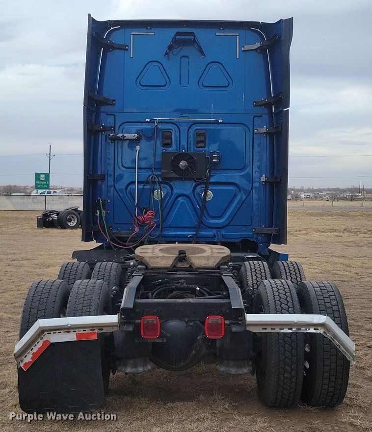 image for item LG9403 2015 Freightliner Cascadia  semi truck