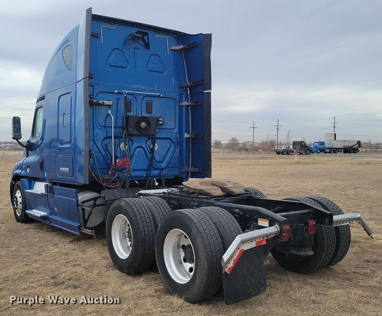 image for item LG9403 2015 Freightliner Cascadia  semi truck