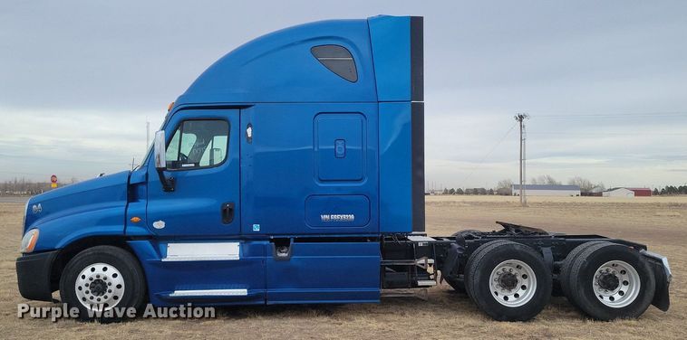 image for item LG9403 2015 Freightliner Cascadia  semi truck