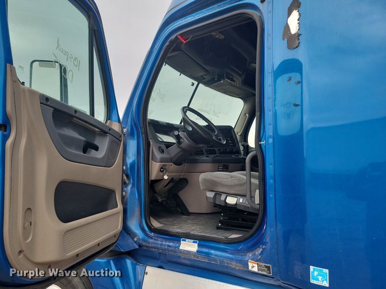 image for item LG9403 2015 Freightliner Cascadia  semi truck