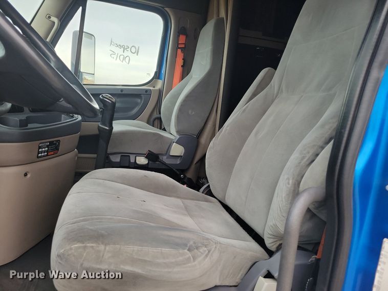 image for item LG9403 2015 Freightliner Cascadia  semi truck