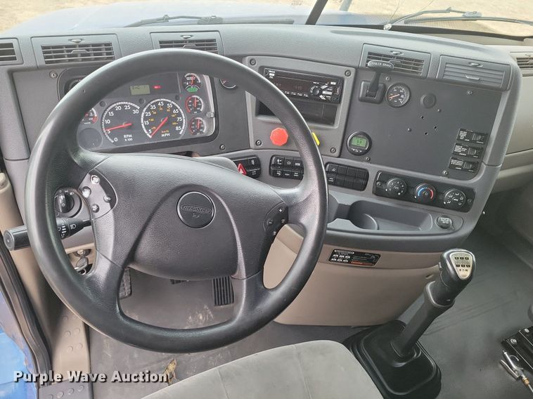 image for item LG9403 2015 Freightliner Cascadia  semi truck