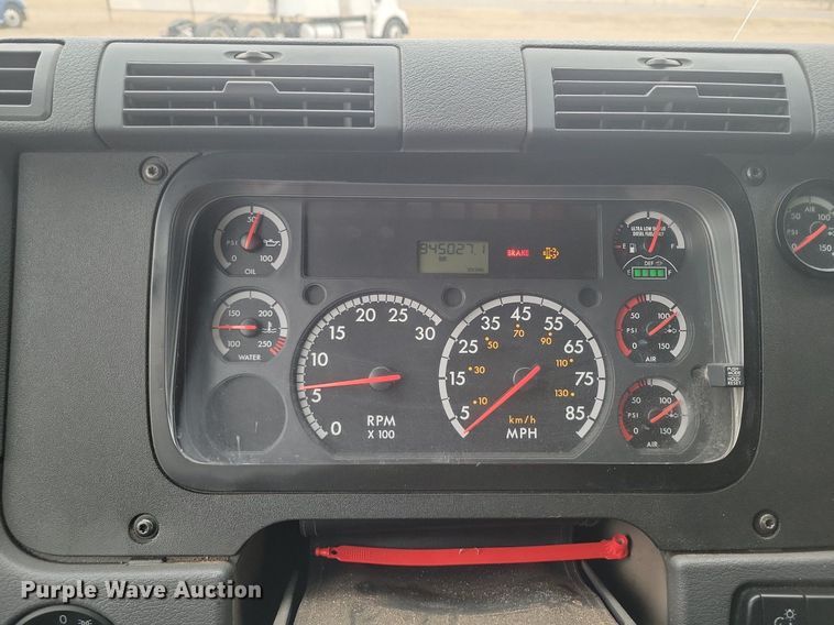 image for item LG9403 2015 Freightliner Cascadia  semi truck